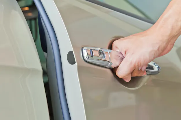 Cliente abriendo puerta
